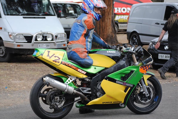 失去右手右腳的阿倫-追逐賽車夢