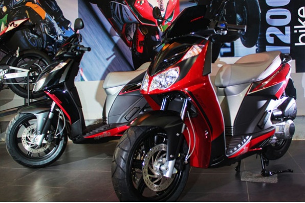 2013 Aprilia Sportcity Street 300 低扭強、彎向佳