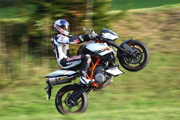 打破超音速跳傘世界紀錄的Felix Baumgartner-駕駛KTM Super Duke 990R