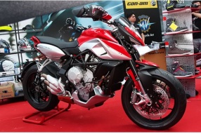 2014 MV AGUSTA Rivale 800－極科幻的車尾