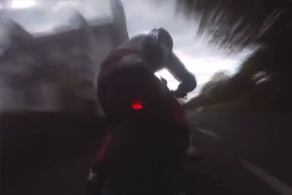 2015 TT人島賽-兩大高手驚險高速影像