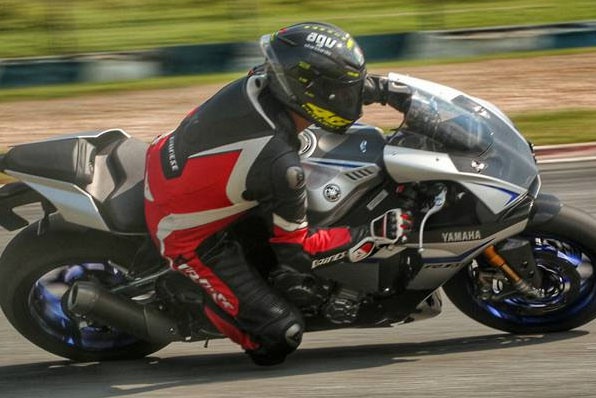 方中信－珠海賽道駕駛YZF-R1M