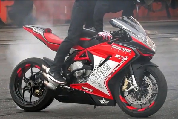 pakelo電單車機油 x 著名特技人Thibaut Nogues