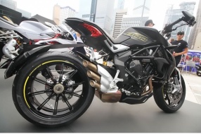 2016 MV Agusta Dragster 800 ABS│珍珠白與啞黑兩款新色抵港│比BRUTALE野性