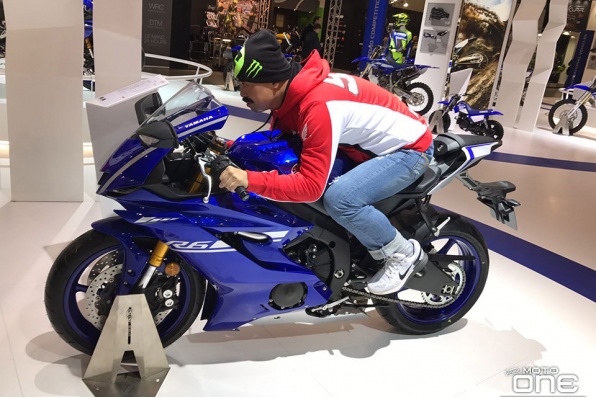 2017 YAMAHA YZF-R6賽道版與原裝車(2016米蘭車展花絮)