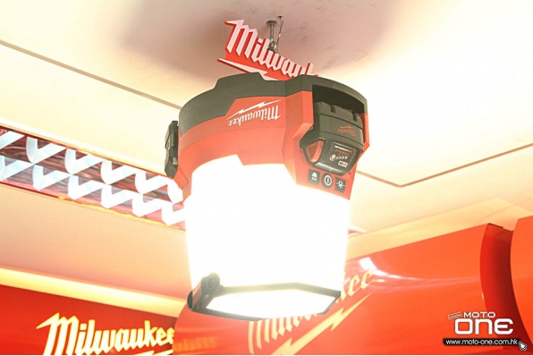 MILWAUKEE M18 RADIUS 4400流明度座地/天花照明燈