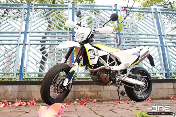 2017 HUSQVARNA 701 SUPERMOTO - 新一代引擎，更佳的馬力扭力輸出