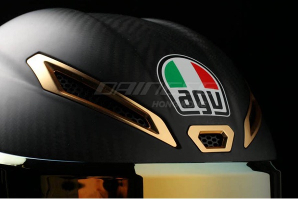 AGV PISTA GP R 70週年壓軸推出 - 醉人黑金立體徽章、幻彩水銀金鏡