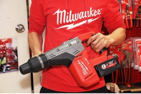 MILWAUKEE M18無炭刷強力震鑽及適合任何品牌電鑽使用的MILWAUKEE吸塵組件(需配合吸塵機使用)