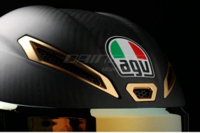 AGV PISTA GP R 70週年壓軸推出 - 醉人黑金立體徽章、幻彩水銀金鏡