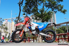 2018 KTM 300 EXC TPI SIX DAYS Edition 爬山車－2衝才好玩！電子燃油噴注2衝引擎6日耐力賽特別版