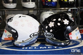 ARAI VZ-RAM SAKURA 黑與白櫻花拉花開面頭盔及TOUR-CROSS 3 DEPARTURE BLUE/RED歷險巡航型頭盔新花抵港 - 鴻興發售