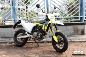 2021 Husqvarna 701 Supermoto - 新LCD錶板提供波段及引擎轉數顯示