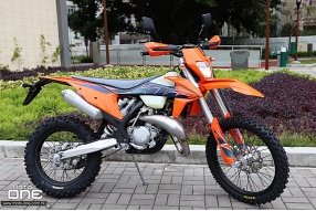 2022 KTM 150 EXC TPI 輕量敏捷二衝電噴型號新色抵港