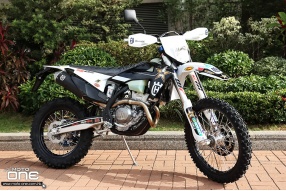 2022 Husqvarna FE350 Rockstar Edition 外觀與裝備更好的特別版