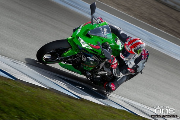 升級版2023 KAWASAKI ZX-25RR—彩色儀錶、氣樽尾避震