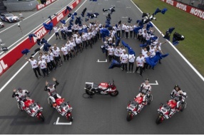 YAMAHA 廠隊披上經典 R7 拉花出戰 MotoGP 荷蘭站 ─ 慶祝 YAMAHA 成立 70 週年