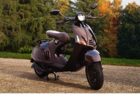 Vespa 946 Horse 馬年特別版：深啡色光澤的意系駿馬