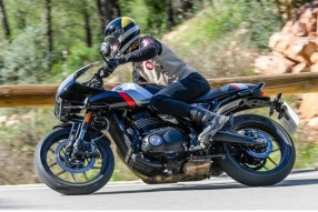Triumph Thruxton 400 - 英倫Cafe Racer復古跑格，400級入門新選擇