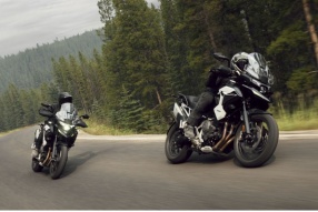 2027 Triumph Tiger 1200系列登場：158ps三汽缸、自動降低座高，四款型號全面升級