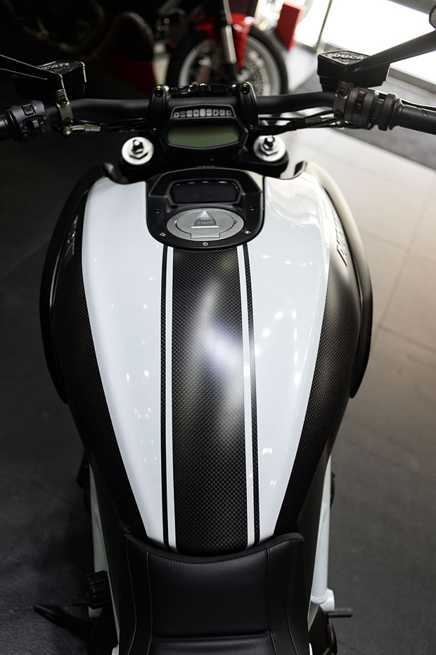 2015 DUCATI DIAVEL CARBON