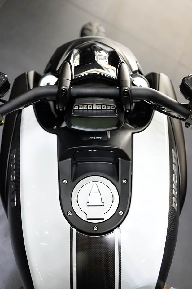 2015 DUCATI DIAVEL CARBON