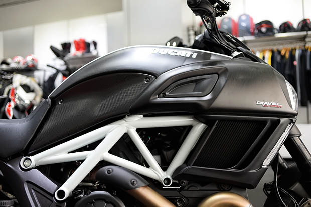 2015 DUCATI DIAVEL CARBON