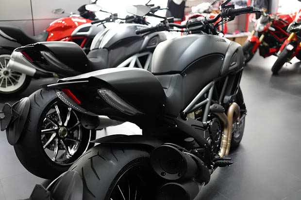 2015 DUCATI DIAVEL CARBON