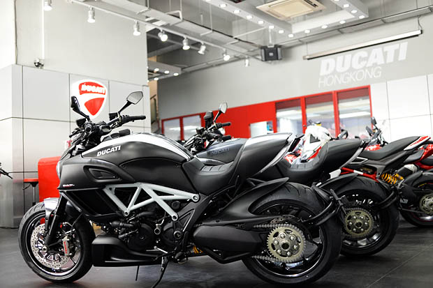 2015 DUCATI DIAVEL CARBON