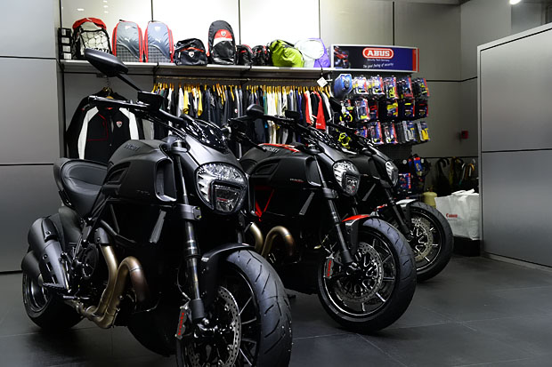 2015 DUCATI DIAVEL CARBON