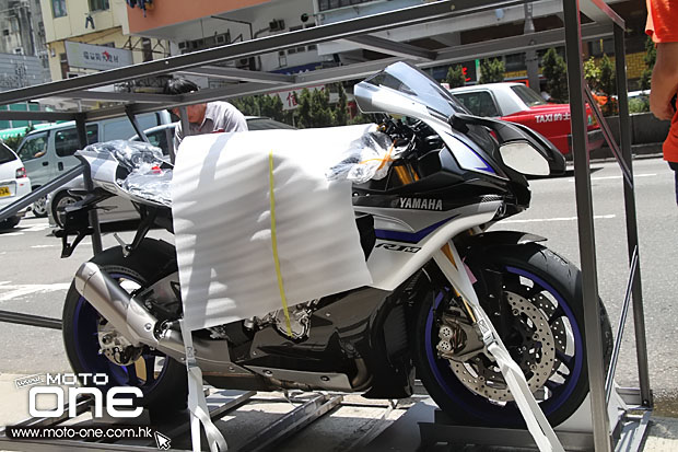 2015 yamaha yzf-r1m test