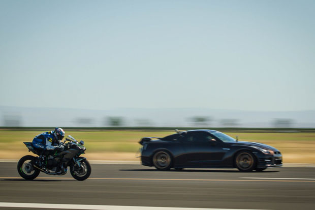 2015 Kawasaki H2R vs Supercar