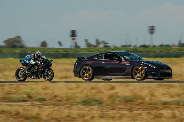 2015 Kawasaki H2R vs Supercar