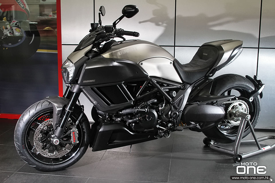 2015 DUCATI DIAVEL Titanium