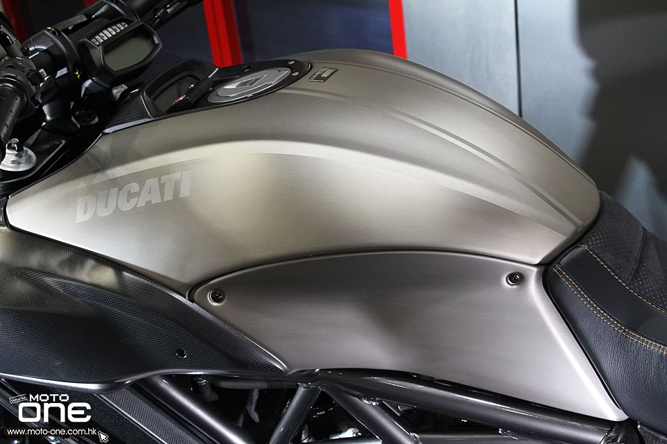 2015 DUCATI DIAVEL Titanium