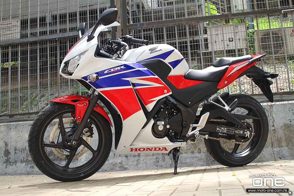 2015 HONDA CBR300R