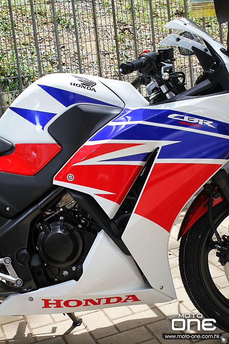 2015 HONDA CBR300R