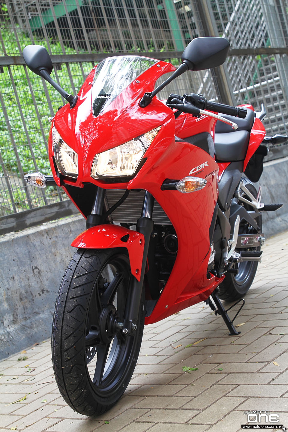 2015 HONDA CBR300R