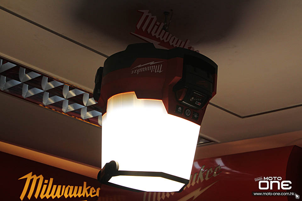 2017 MILWAUKEE M18 RADIUS LED