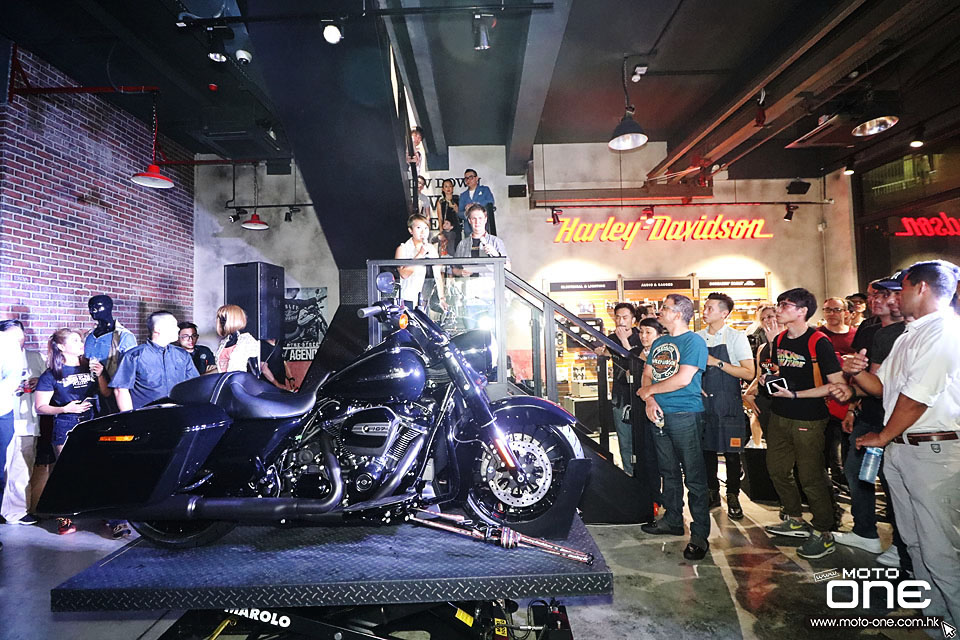 2017 HARLEY-DAVIDSON DARK CUSTOM PARTY