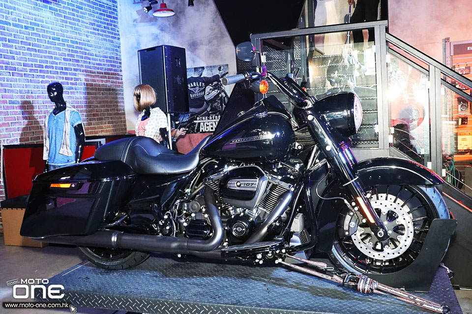 2017 HARLEY-DAVIDSON DARK CUSTOM PARTY