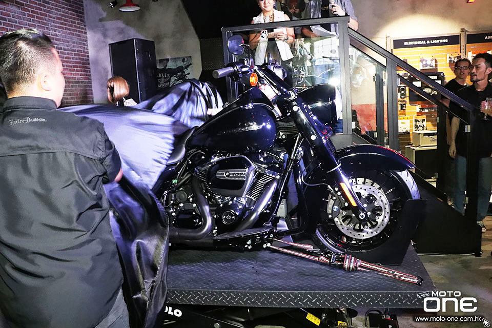 2017 HARLEY-DAVIDSON DARK CUSTOM PARTY