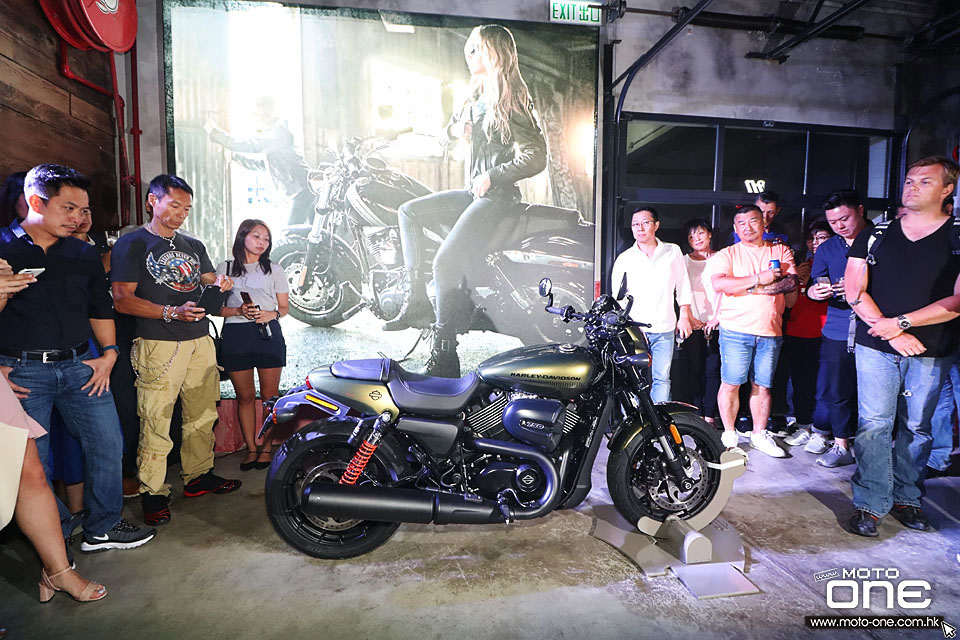 2017 HARLEY-DAVIDSON DARK CUSTOM PARTY