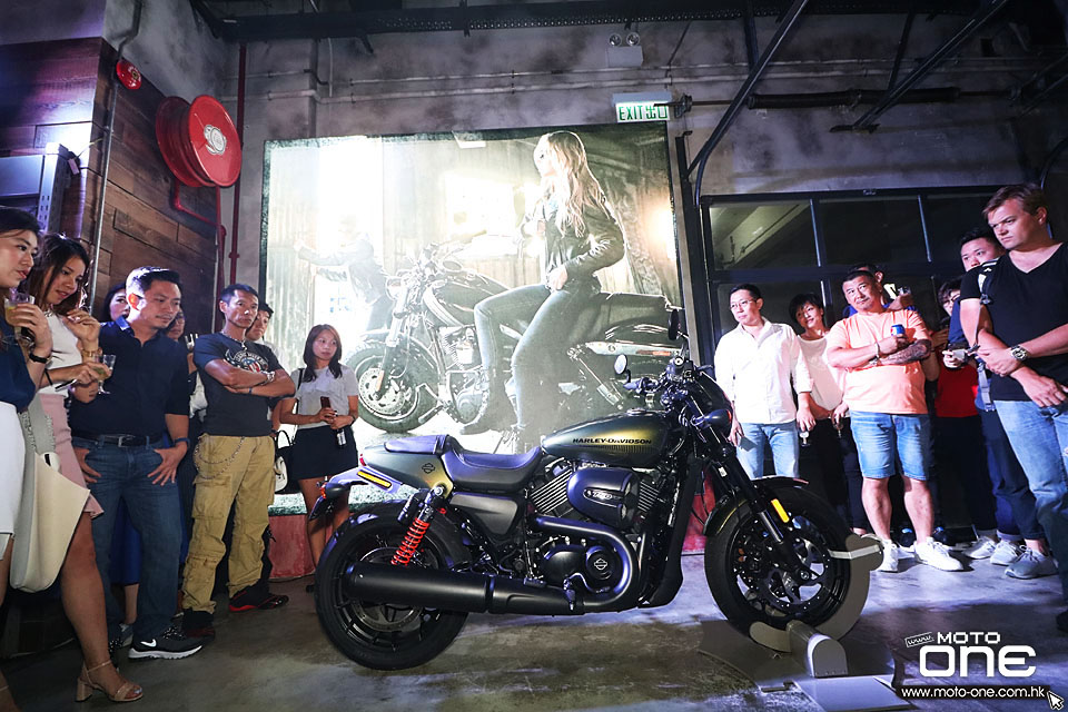 2017 HARLEY-DAVIDSON DARK CUSTOM PARTY