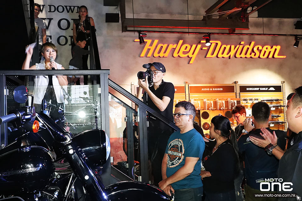 2017 HARLEY-DAVIDSON DARK CUSTOM PARTY