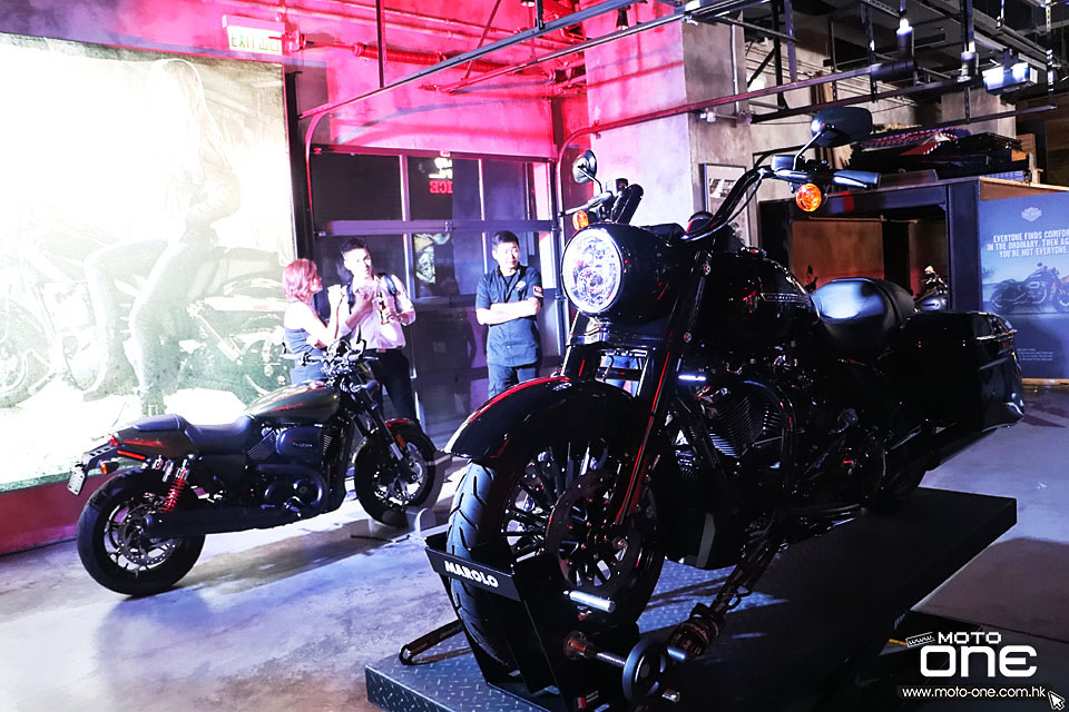 2017 HARLEY-DAVIDSON DARK CUSTOM PARTY