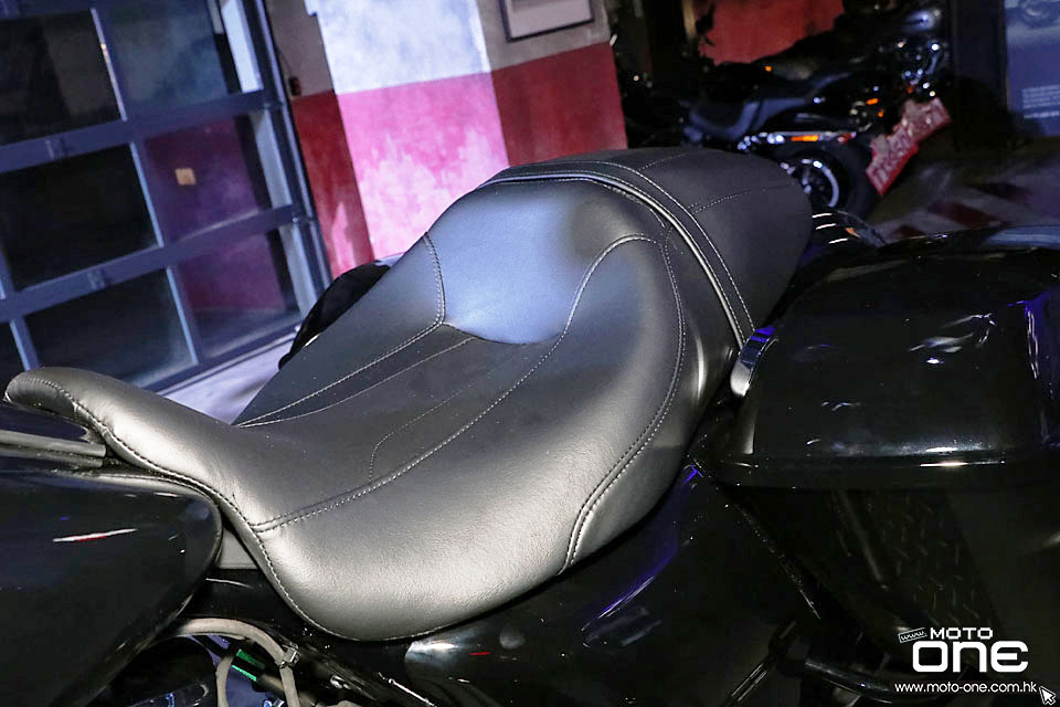 2017 HARLEY-DAVIDSON DARK CUSTOM PARTY