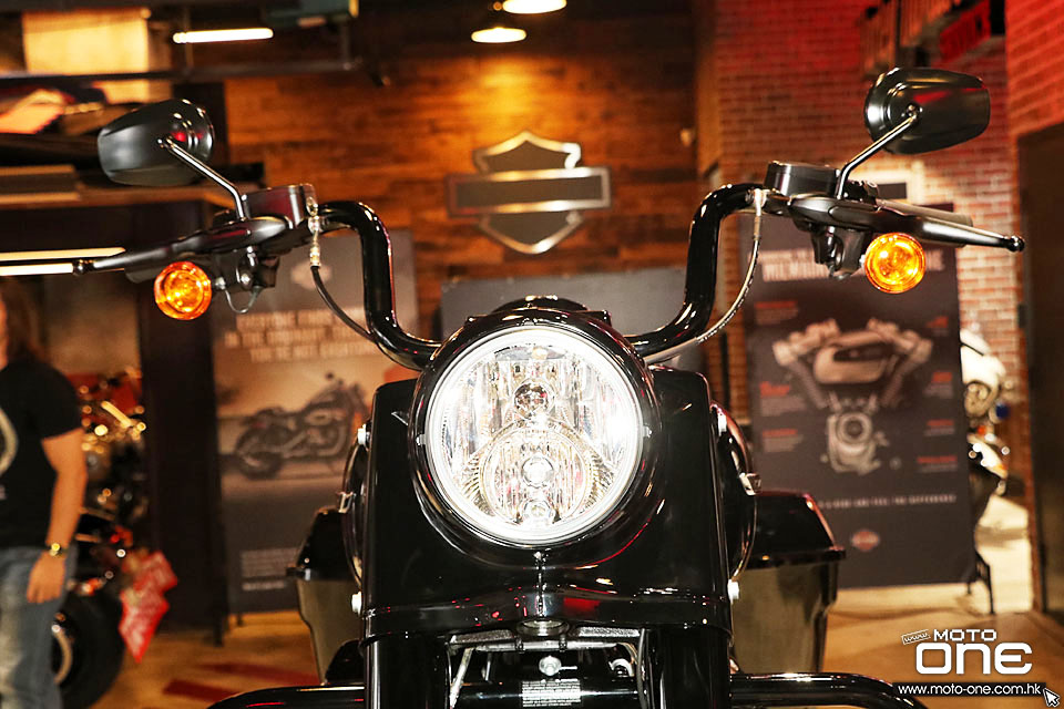 2017 HARLEY-DAVIDSON DARK CUSTOM PARTY