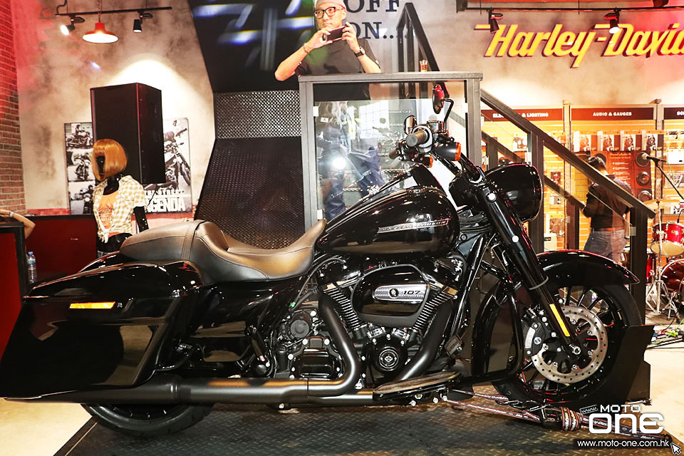 2017 HARLEY-DAVIDSON DARK CUSTOM PARTY