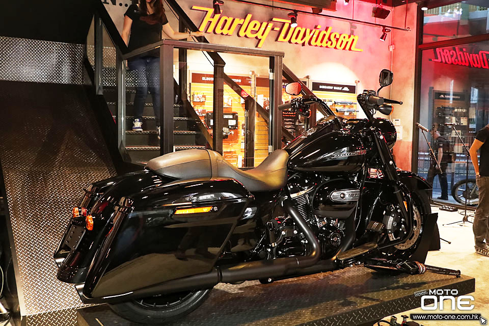 2017 HARLEY-DAVIDSON DARK CUSTOM PARTY